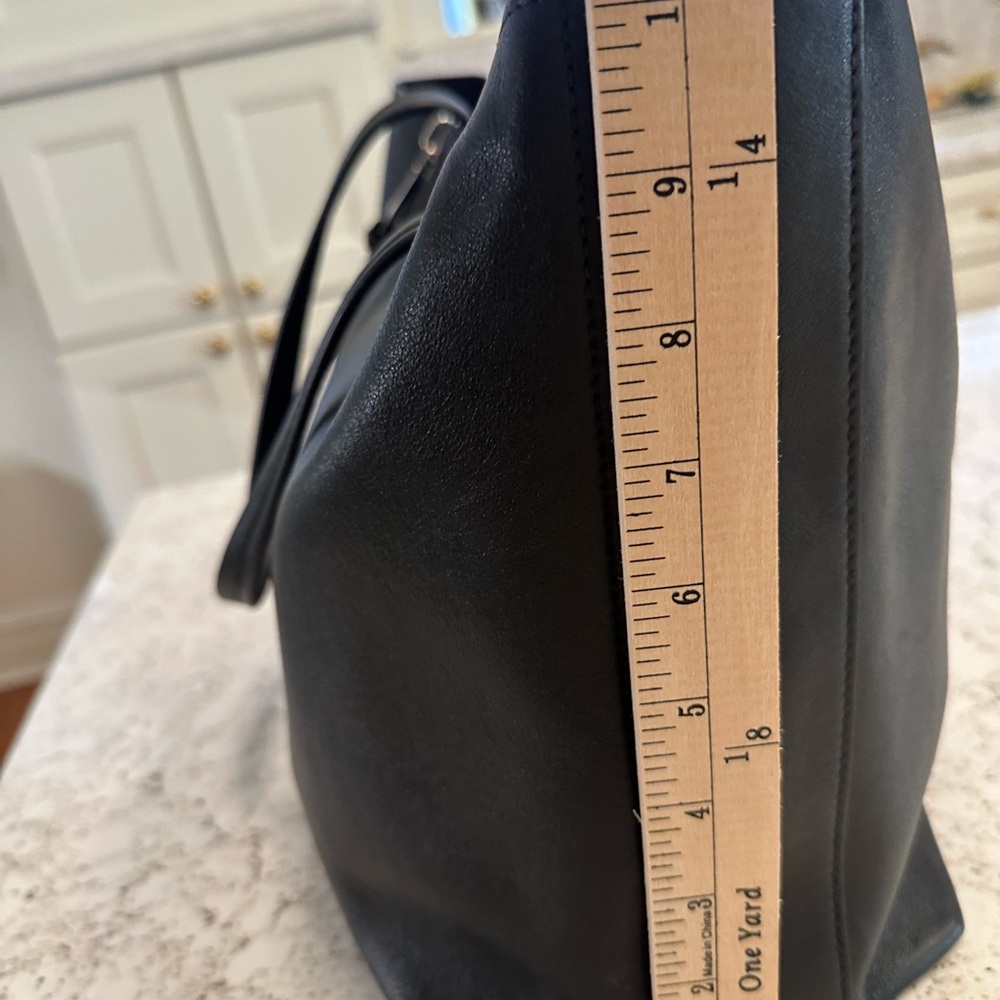 Elena Ghisellini  Black Leather Tote with Zipper Accent - Picture 5 of 13